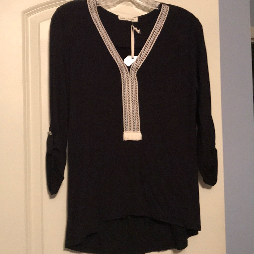 PEBBLE AND STONE Black V-neck 3/4 Top